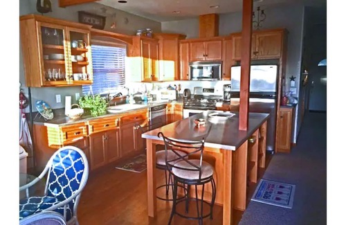 Lincoln City Casa | Lincoln City Beach House. Decks, views & surf sounds.