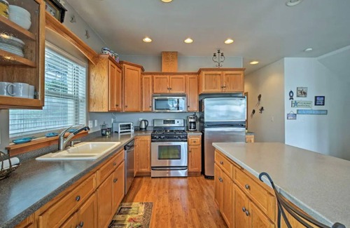 Lincoln City Casa | Lincoln City Beach House. Decks, views & surf sounds.