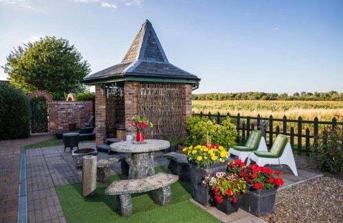 Lincoln Casa | Lincoln Holiday Retreat Cottage with Private Hot Tub
