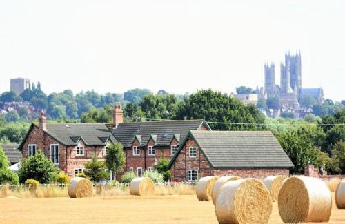 Lincoln Casa | Lincoln Holiday Retreat Cottage with Private Hot Tub