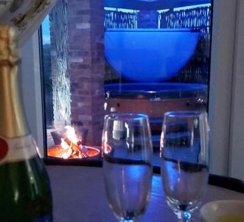 Lincoln Casa | Lincoln Holiday Retreat Cottage with Private Hot Tub