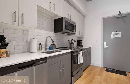River North Apartamento | Lincoln Park 8BR: Prime Spot, Easy City Access