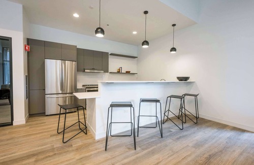 River North Apartamento | Lincoln Park 8BR: Prime Spot, Easy City Access
