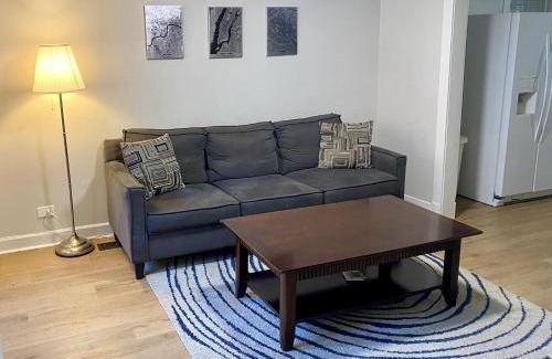 Park West Apartamento | Lincoln Park Apartment with Backyard!