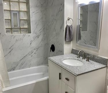 Park West Apartamento | Lincoln Park Apartment with Backyard!