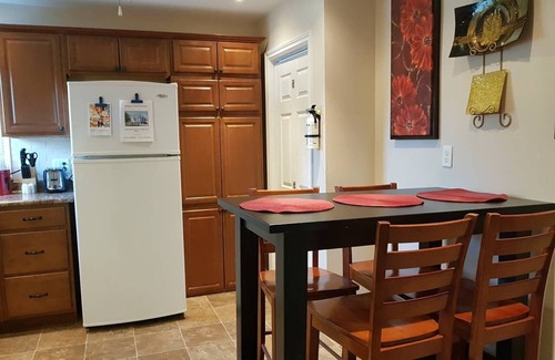 Sarnia Apartamento | Lincoln's Red Door - HUGE 4 BR/2 BA private APT
