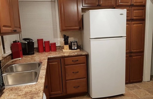 Sarnia Apartamento | Lincoln's Red Door - HUGE 4 BR/2 BA private APT