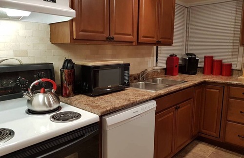 Sarnia Apartamento | Lincoln's Red Door - HUGE 4 BR/2 BA private APT