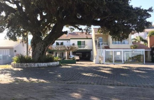 Sao Lourenco do Sul Casa | Linda casa para temporada em FRENTE A PRAIA em São Lourenço do Sul