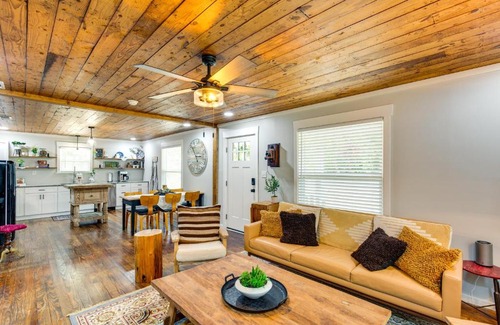 Lindale Casa | Lindale Vacation Rental with Deck and Grill!