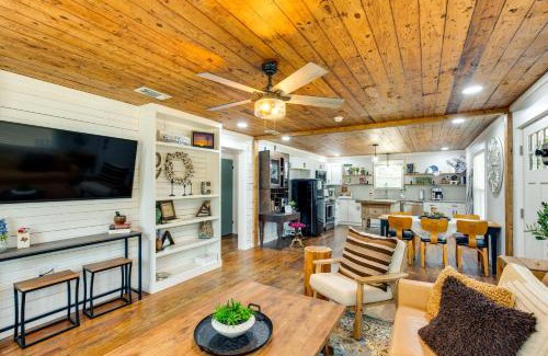 Lindale Casa | Lindale Vacation Rental with Deck and Grill!