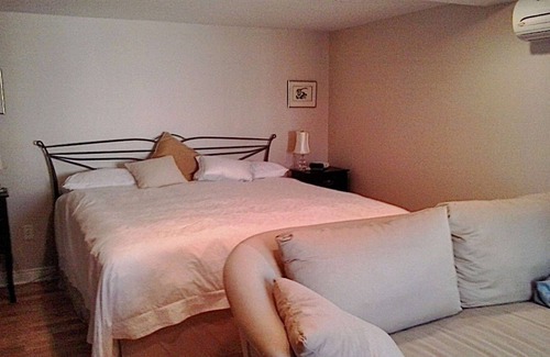 New London Casa | Linden Homestead: Modern Queen Bed B&B suite in Century Farm House