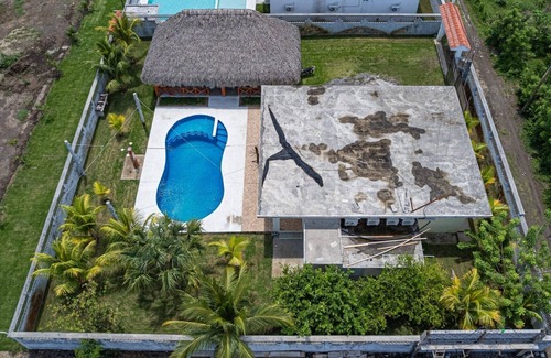 Iztapa Casa | Lindo chalet en el guayabo a100 metros del mar con lindo mirador frente al mar