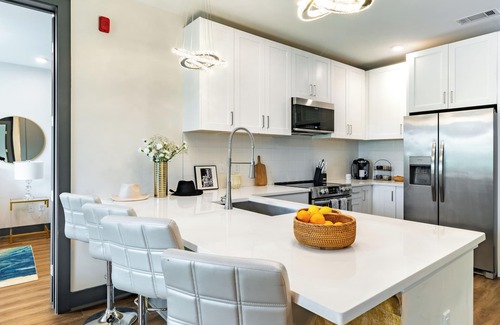 Rolling Mill Hill Condominio | Lindsley by AvantStay | Balcony + Modern Design | A+ Downtown Location