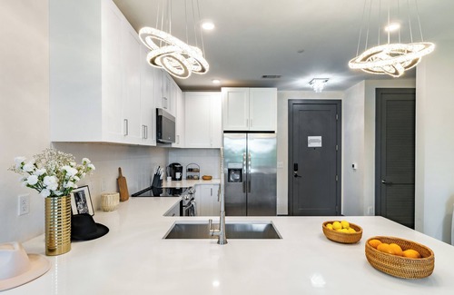 Rolling Mill Hill Condominio | Lindsley by AvantStay | Balcony + Modern Design | A+ Downtown Location
