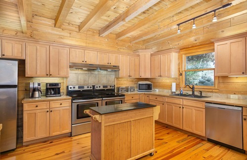 Montreat Cabina | Linger Longer Lodge | Spacious Home in Beautiful Montreat With Mountain Views!