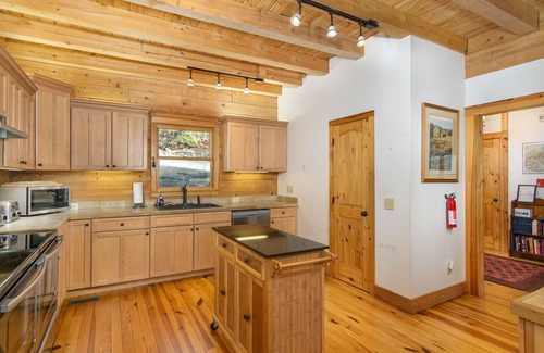 Montreat Cabina | Linger Longer Lodge | Spacious Home in Beautiful Montreat With Mountain Views!