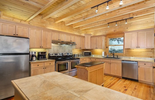 Montreat Cabina | Linger Longer Lodge | Spacious Home in Beautiful Montreat With Mountain Views!