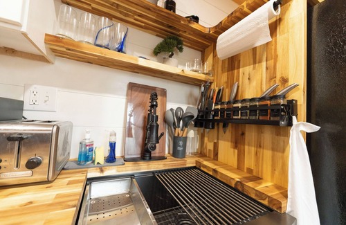 Six Mile Cabina | Lion Den Container Cabin A – Walterfalls, Upstate SC
