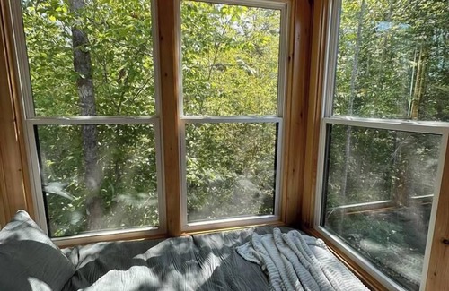 Six Mile Cabina | Lion Den Container Cabin A – Walterfalls, Upstate SC