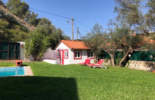 Linda-a-Velha Chalet De Esquí | Lisbon Cozy House w/Garden and Pool