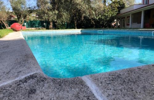 Linda-a-Velha Chalet De Esquí | Lisbon Cozy House w/Garden and Pool