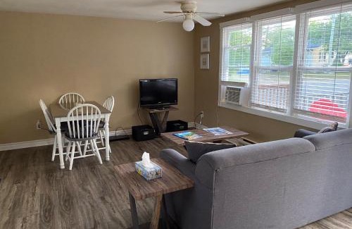 Wasaga Beach Casa | Listen to the waves from your front deck!