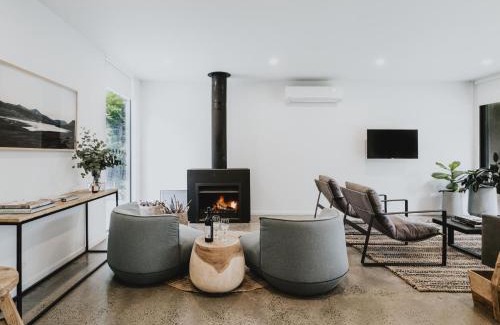 Hepburn Springs Casa | Lithic House -wood fire and bush views