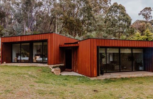 Hepburn Springs Casa | Lithic House -wood fire and bush views