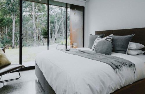 Hepburn Springs Casa | Lithic House -wood fire and bush views