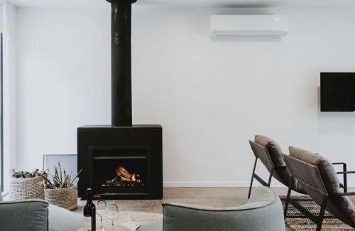 Hepburn Springs Casa | Lithic House -wood fire and bush views