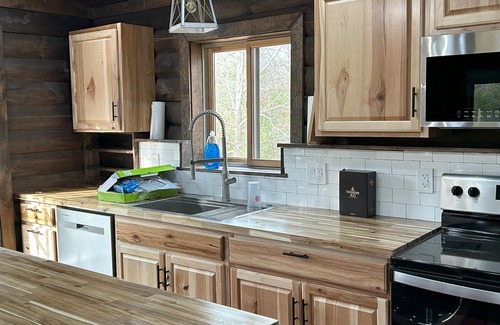 Huddleston Cabina | Little Annie's Cabin in Huddleston. Tucked away on 5 acres with hot tub.