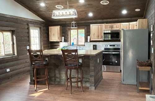 Huddleston Cabina | Little Annie's Cabin in Huddleston. Tucked away on 5 acres with hot tub.