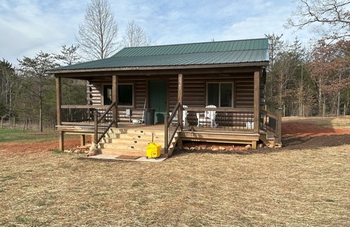 Huddleston Cabina | Little Annie's Cabin in Huddleston. Tucked away on 5 acres with hot tub.
