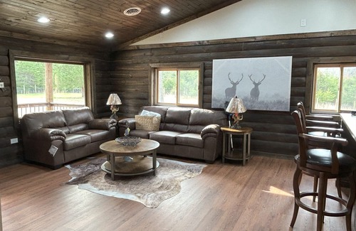 Huddleston Cabina | Little Annie's Cabin in Huddleston. Tucked away on 5 acres with hot tub.