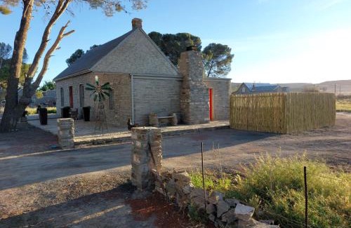 Sutherland Casa | Little Artist Cottage