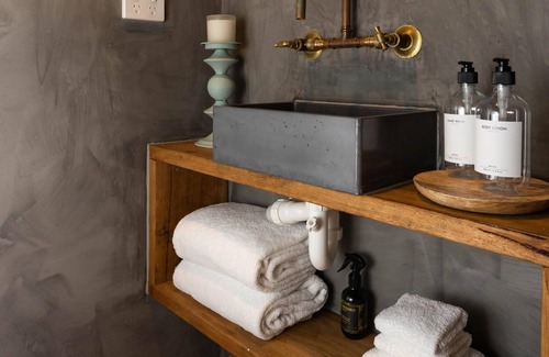Bangalow Cabaña | Little Brae Cottage - 2 bedroom, 2 Bathroom Cosy, peaceful, effortlessly styled to perfection