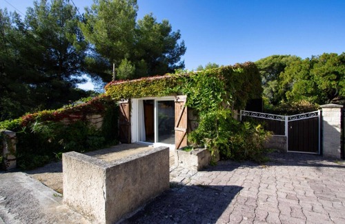 La Ciotat Chalet De Esquí | Casa T1 / T2 en La Ciotat. Reformado, aire acondicionado, jardín, WIFI. 2 a 4 personas El "pequeño Briandière"