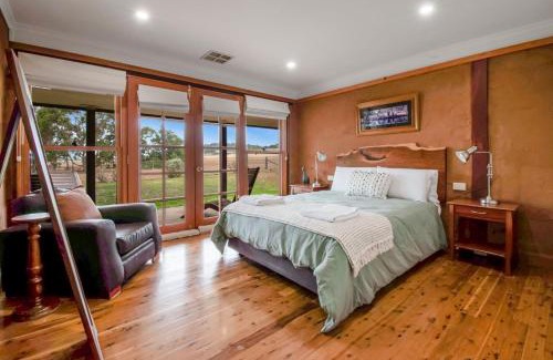 Hillgrove Casa | Little Bunda Cottage - Charming Mudbrick Stay