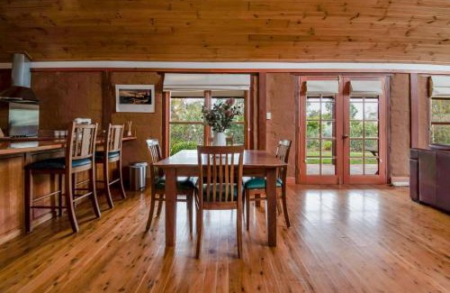 Hillgrove Casa | Little Bunda Cottage - Charming Mudbrick Stay