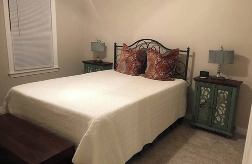 Henderson Casa | Little Cedar Cottage close to everything