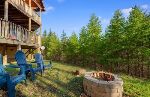 Gatlinburg - Pigeon Forge Chalet De Esquí | Little Cub Cabin I Spacious Exquisite View 3 King Hot Tub & BBQ