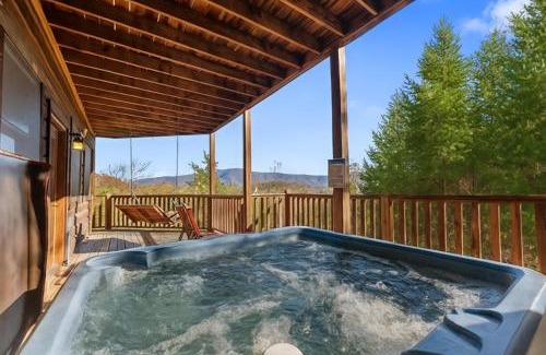 Gatlinburg - Pigeon Forge Chalet De Esquí | Little Cub Cabin I Spacious Exquisite View 3 King Hot Tub & BBQ