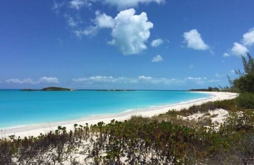 Jimmy Hill Casa | Little Exuma Home on Tropic of Cancer Beach