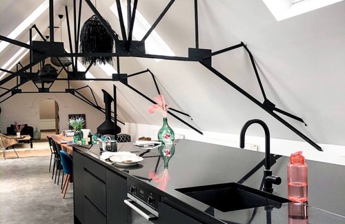 Ittre Otro | LITTLE FARM Prestige House