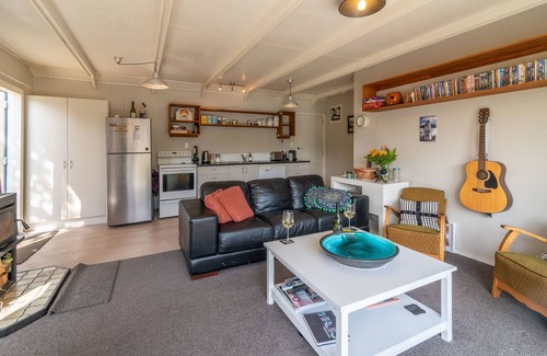 Duvauchelle Cabaña | Little Hill Top Hilton - Akaroa Holiday Home