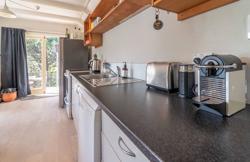 Duvauchelle Cabaña | Little Hill Top Hilton - Akaroa Holiday Home