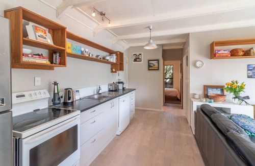 Duvauchelle Cabaña | Little Hill Top Hilton - Akaroa Holiday Home