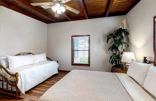 Kingsland Casa | Little House on LBJ