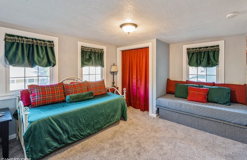 Des Moines Casa | Little House on the Hill